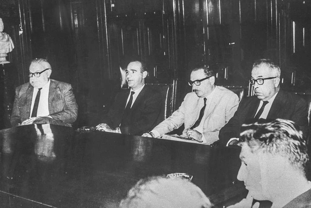 Danko Brncic y Carlos Andrade, entre otros, durante la sesión inaugural de la Facultad de Ciencias en marzo de 1965.