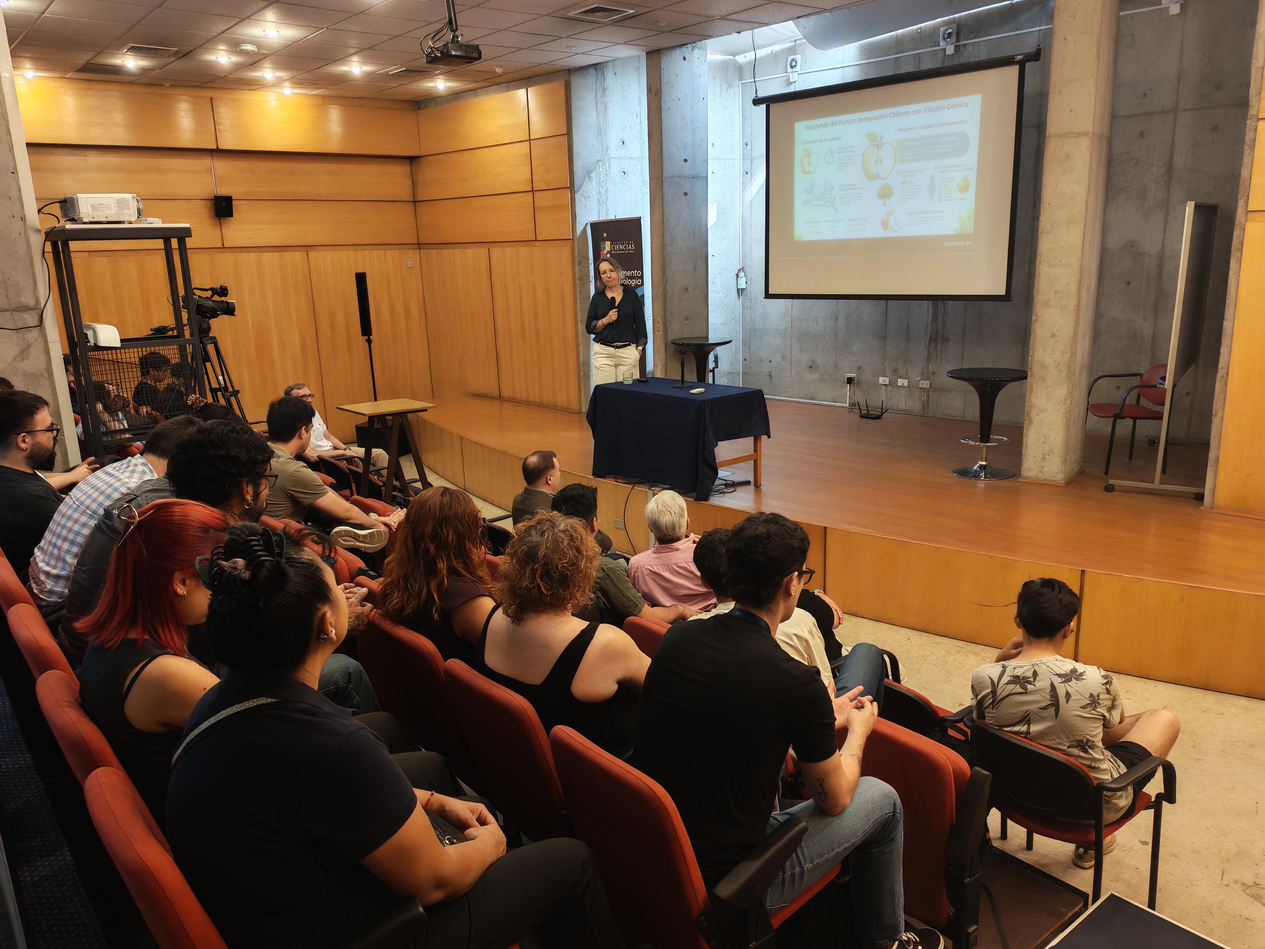 Proyecto FONDEF liderado por la Dra. Claudia Stange impulsa nueva variedades de manzanas mediante edición génica