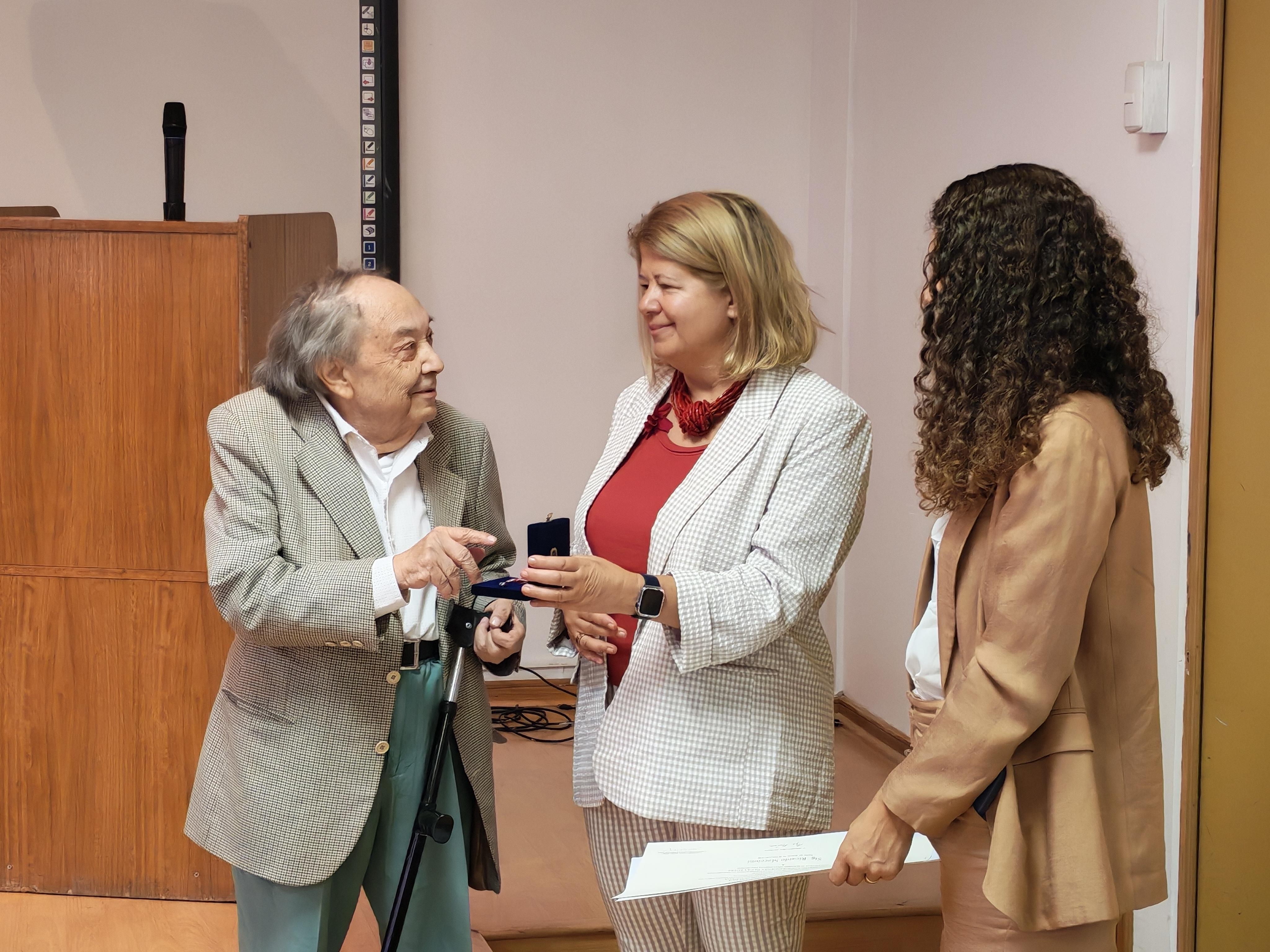 El Dr. Ricardo Maccioni recibe la distinción la Orden de la Estrella de Italia en una ceremonia realizada en la Facultad de Ciencias