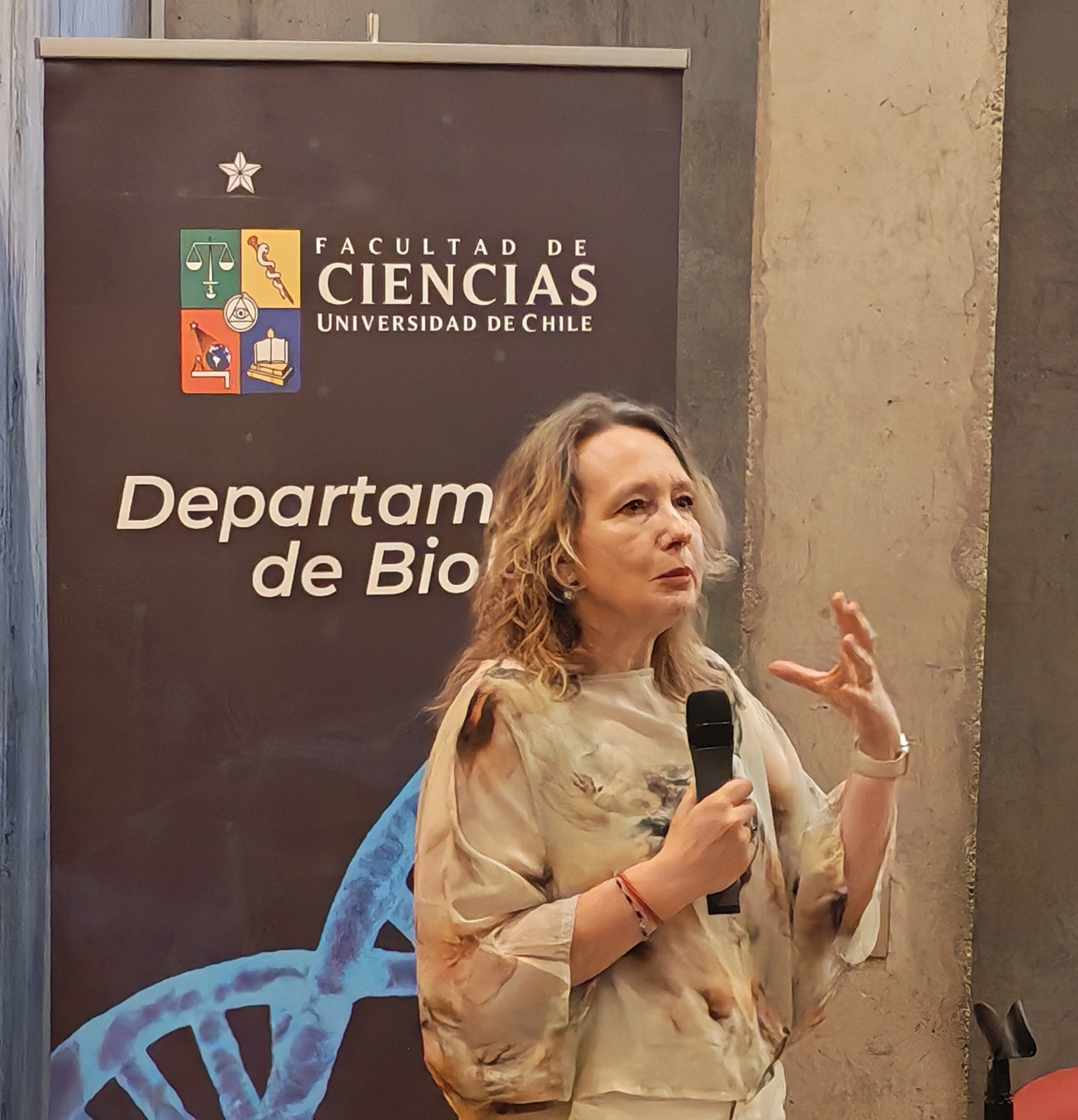 Directora del Departamento de Biología, Dra. Claudia Stange